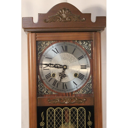 271 - A vintage 31 day wall clock.