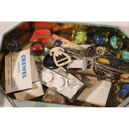 288 - A small vintage child's purse and tin containing thimbles, marbles and more.