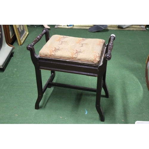 551 - An upholstered piano stool.