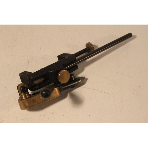 572 - A fly tying vice.