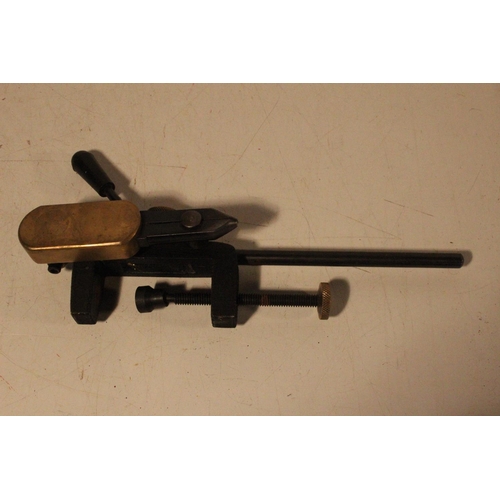 572 - A fly tying vice.