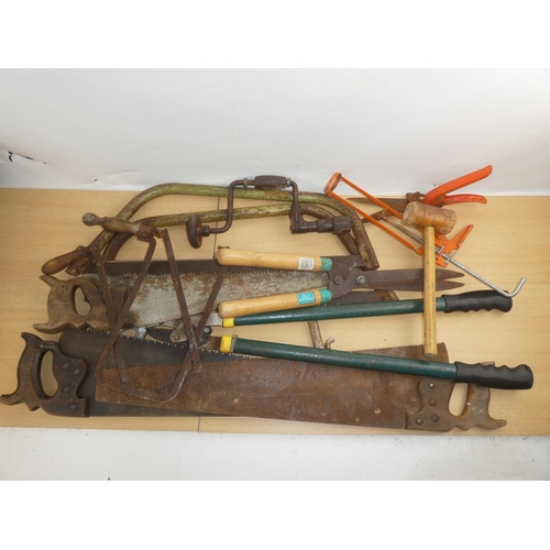 333 - A lot of vintage hand tools, saws etc.