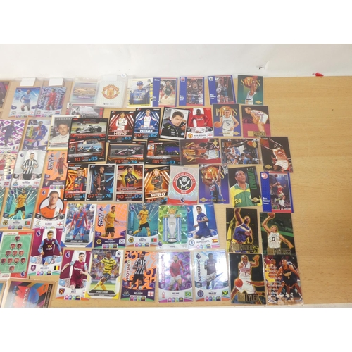 347 - A mixed lot of collectors cards to include Panini, Clipper & Dallas Maverick baseball cards, Manches... 