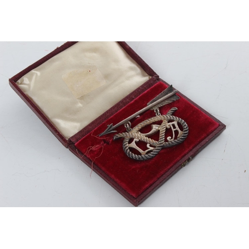 239 - A stunning antique white metal Sweetheart brooch, with cupids arrow design.