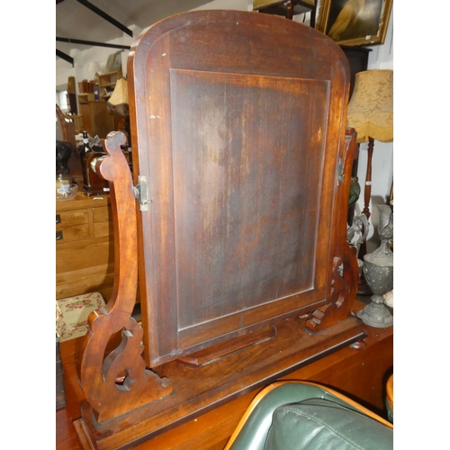 346 - A stunning antique/ Victorian mahogany dressing table mirror with decorative carved columns. Measuri... 