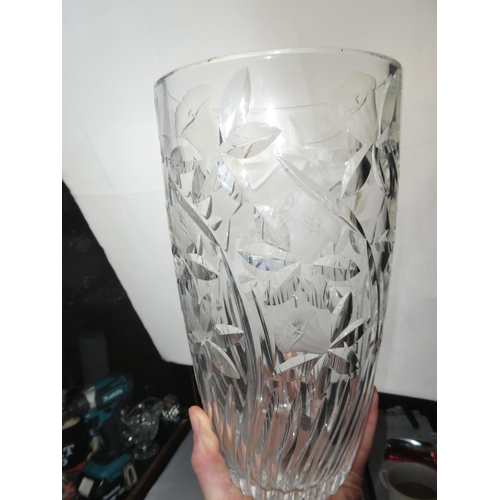 365 - A large decorative crystal vase with Daffodil design, measuring