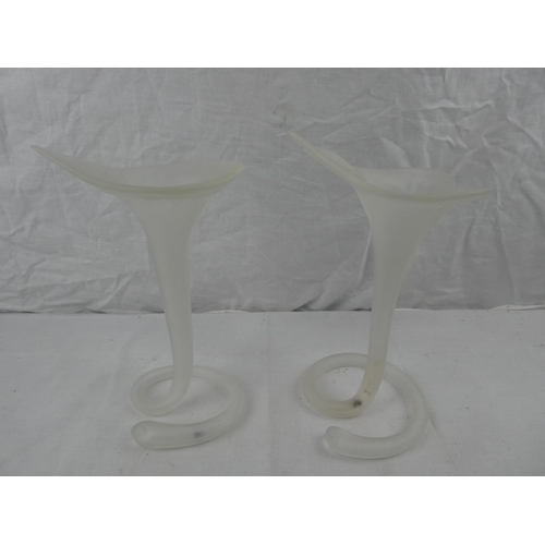 382 - A pair of decorative frosted glass Lily vases (1 a/f) Measuring approx 9inches.