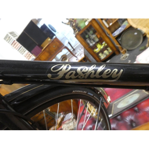 398 - A stunning modern Gents Pashley Sovereign Roadster bicycle, with various leather bags etc.