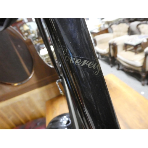 398 - A stunning modern Gents Pashley Sovereign Roadster bicycle, with various leather bags etc.