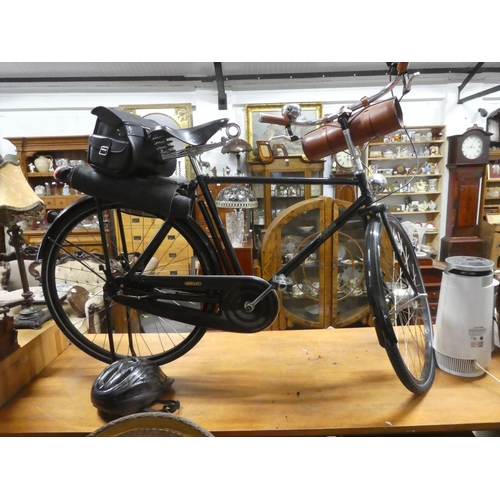 398 - A stunning modern Gents Pashley Sovereign Roadster bicycle, with various leather bags etc.