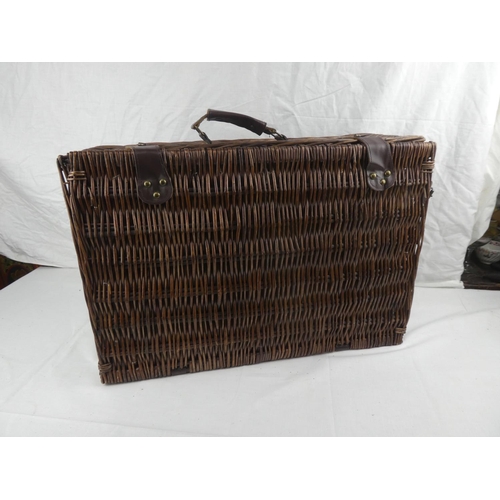 414 - A fitted wicker picnic basket.