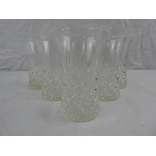 423 - A set of 6 glass tumblers.