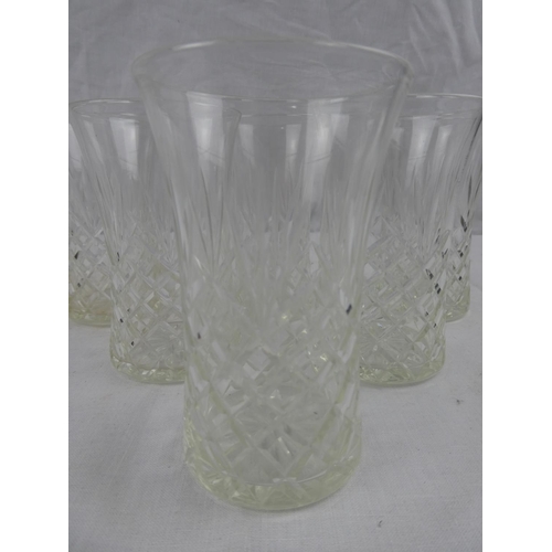 423 - A set of 6 glass tumblers.