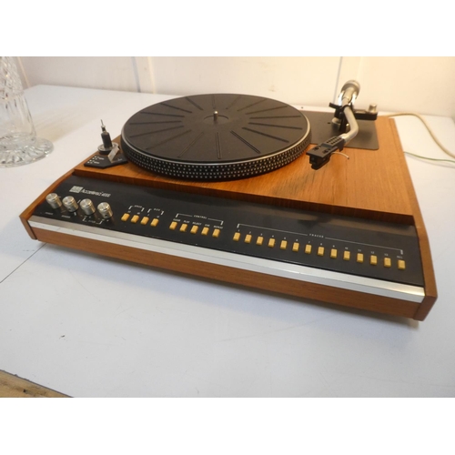 449 - A vintage ADC Accutrac 4000 record player/ turntable.