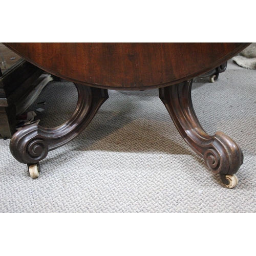 499 - A stunning antique/ Victorian tilt top Breakfast Table, with oval top, measuring 42x55.5inches.