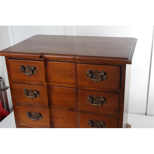 503 - A stunning antique chest of drawers with step front top & decorative brass handles, measuring 23x14.... 