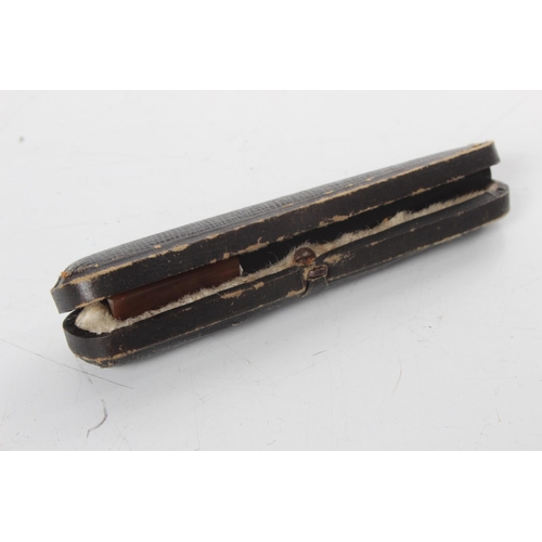 258 - A cased Art Deco cigarette holder.