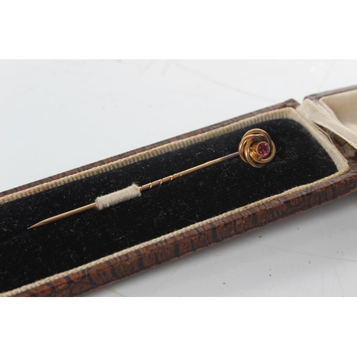 264 - An antique 9ct gold tie pin in case.