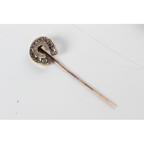 268 - A stunning antique 9ct gold tie pin with horseshoe design, in original case.