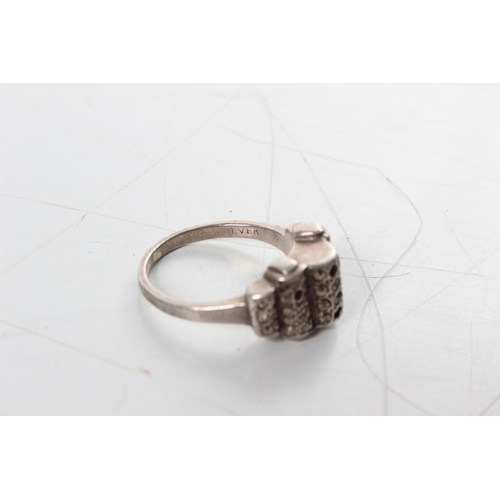 272 - An antique sterling silver ring, size O.