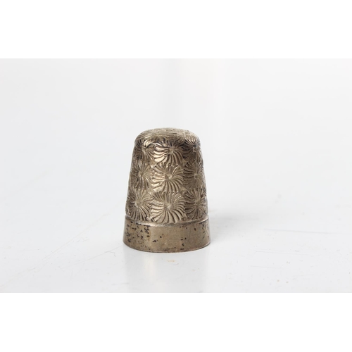 285 - An antique sterling silver thimble.