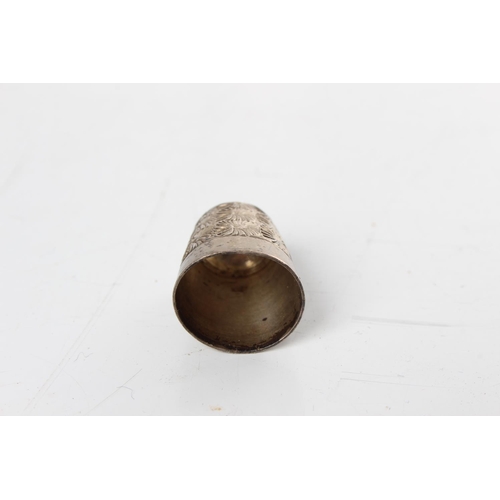 285 - An antique sterling silver thimble.