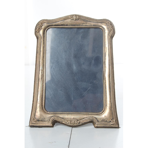 288 - A sterling silver Art Nouveau photo frame, measuring 14x18cm.