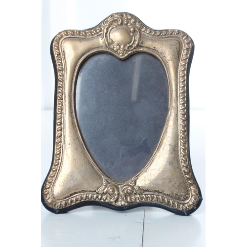 289 - A sterling silver Art Nouveau photo frame, measuring 6x8inches.