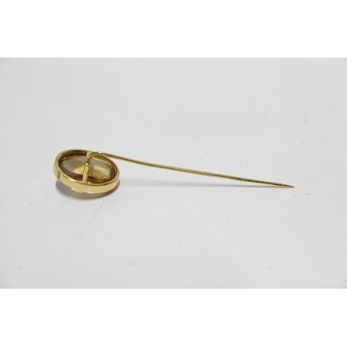 275 - A stunning 9ct gold tie pin with large tigers eye stone.