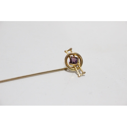 276 - A stunning 9ct gold tie pin with