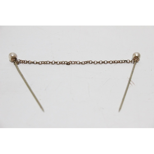 281 - A stunning 9ct gold tie pin set with pearls.