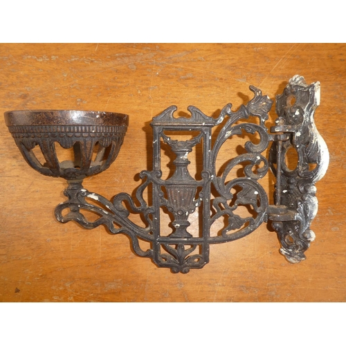 164 - An antique oil lamp bracket