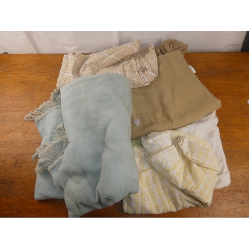 208 - A lot of vintage linens.