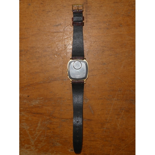 233 - A Timex gents wrist watch with leather strap.