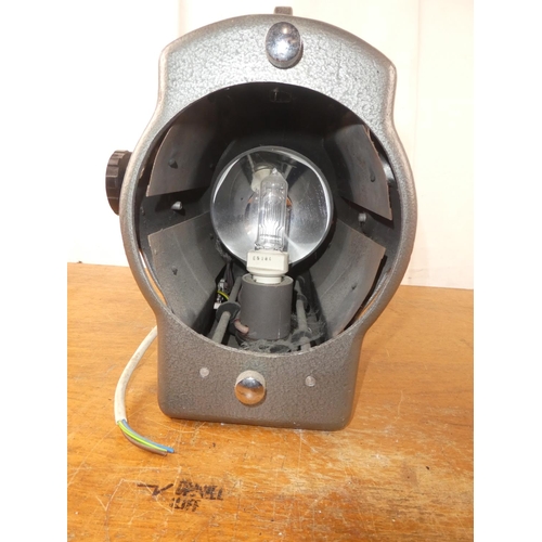 571 - A vintage Arnold & Richter baby spot light.