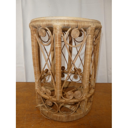 572 - A vintage/ retro rattan plant stand.