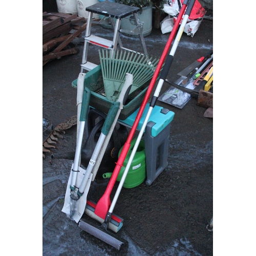 472 - A job lot of garden tools including a garden keeler/stool, two watering cans and more.