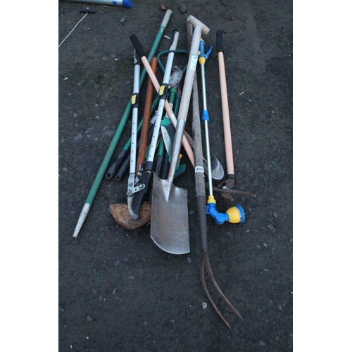 480 - A vintage hay fork, a Florabest spade and lots more.