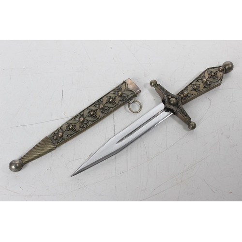 19 - An decorative ornamental dagger.