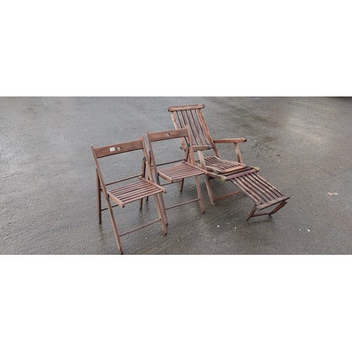 466 - Two wooden folding chairs and a sunlounger.