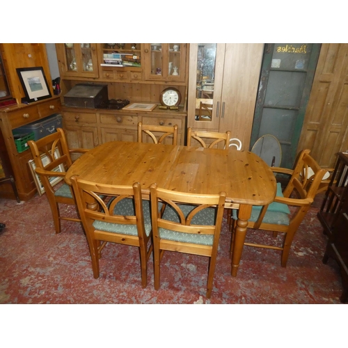 446 - A pine extendable dining table and 6 chairs. 62 x 35.5x 30 inch