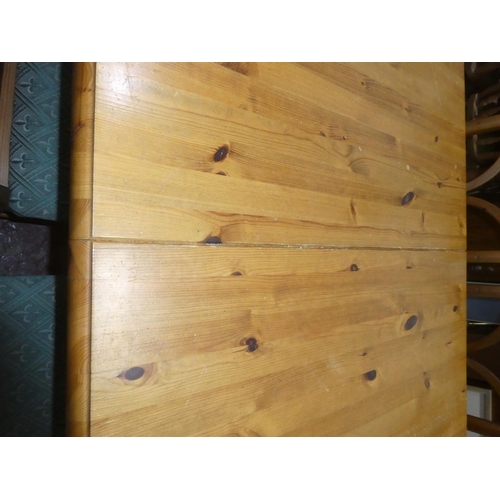 446 - A pine extendable dining table and 6 chairs. 62 x 35.5x 30 inch