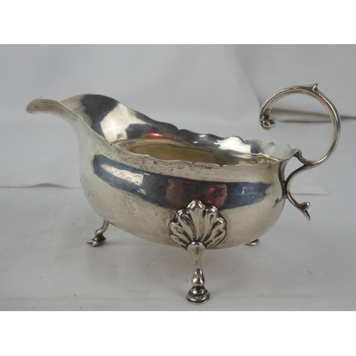 90 - A Sterling Silver sauceboat, weight 157g.