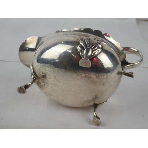 90 - A Sterling Silver sauceboat, weight 157g.