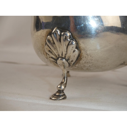 90 - A Sterling Silver sauceboat, weight 157g.