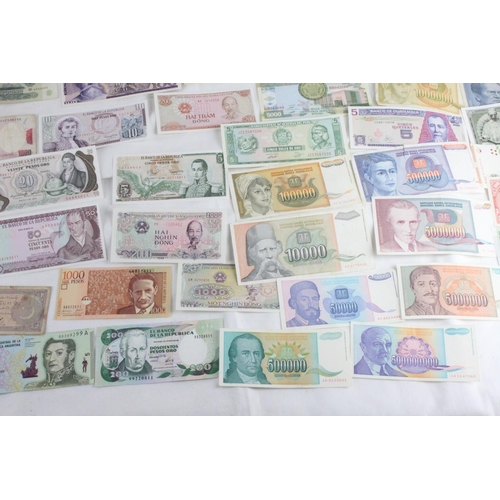 368 - A lot of assorted foreign bank notes to include Peru, Namibia, USA, Austria, Argentina and lots more... 