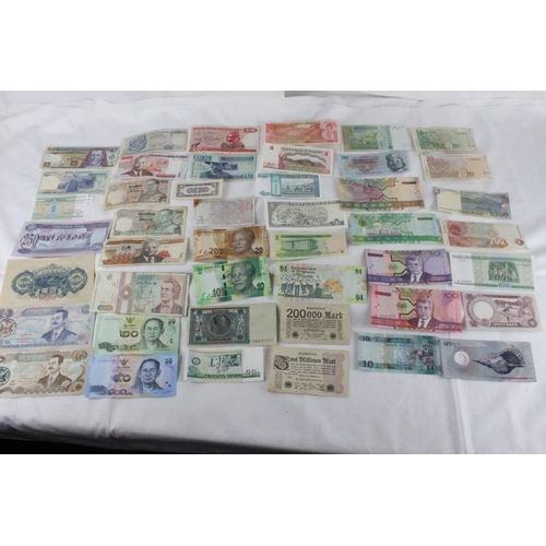 373 - A lot of assorted foreign bank notes from, Japan, South Africa, Germany, Bahamas, Cuba, Zimbabwe, Ho... 