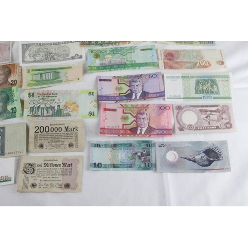 373 - A lot of assorted foreign bank notes from, Japan, South Africa, Germany, Bahamas, Cuba, Zimbabwe, Ho... 