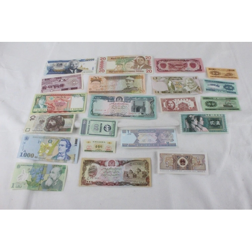 378 - A lot of assorted foreign bank notes from China, Zambia, Laos, Nepal, Poland, Romina, Afghanistan, Z... 