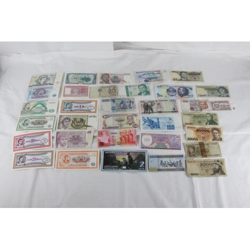 379 - A lot of assorted foreign bank notes from Yugoslavia, Russia, Cambodia, Italy, Poland, India, Surina... 